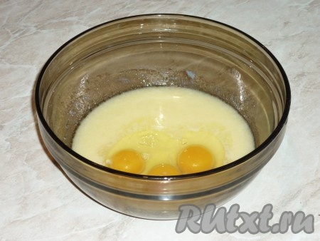 Во взбитую массу добавить яйца.
