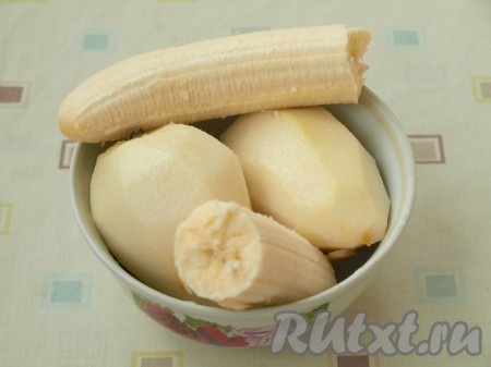 Груши очистить от кожуры, снять шкурку с банана.
