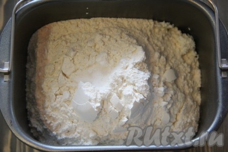 Затем добавить оставшуюся просеянную муку, соль и выставить режим "Замес теста" (в моей хлебопечке этот режим длится 1,5 часа). Если замешивать тесто вручную, тогда в глубокой миске нужно соединить "подошедшую" опару, творог, оставшийся сахар, ванильный сахар, яйца, растопленное и остывшее сливочное масло, соль, слегка перемешать, а затем, подсыпая просеянную муку, замесить нежное и мягкое тесто. Тесто накрыть полотенцем и оставить в тёплом месте на 1,5 часа.

