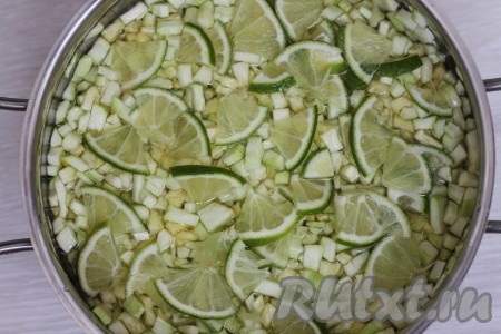 Все подготовленные продукты выкладываем в посуду, в которой будем варить варенье. Добавляем нарезанный лайм (или лимон).
