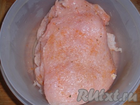 Филе индейки вымыть, нарезать порционными кусками, отбить, добавить соль, перец, специи для птицы. Отставить в сторону подготовленное мясо, чтобы оно немного промариновалось.