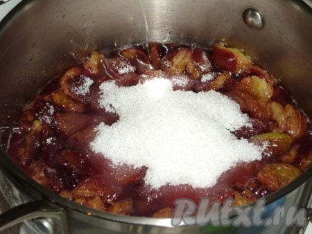 Затем к сливам добавить сахар и готовить под крышкой, периодически помешивая, 30-40 минут.
