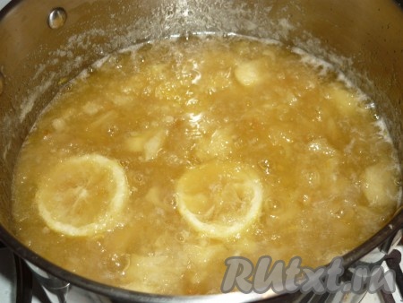 Варить варенье из яблок с лимоном на медленном огне около 30 минут, помешивая время от времени. Затем половинки лимона достать (они нам больше не понадобятся).
