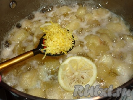 Лимон, из которого выдавили сок, разрезать пополам. В варенье из яблок выложить получившиеся половинки лимона и лимонную цедру. 
