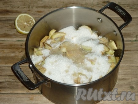 Лимон вымыть и снять с него цедру. В кастрюлю с яблоками выдавить сок лимона, влить воду и поставить кастрюлю на огонь.
