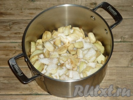 На дно кастрюли, в которой будем варить варенье, выложить часть яблок, засыпать частью сахара и, продолжая чередовать слои, выложить все яблоки и сахар. 
