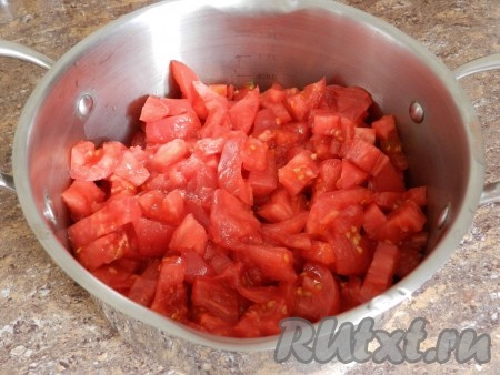 Нарезать помидоры небольшими кубиками и сложить в кастрюлю с толстым дном.
