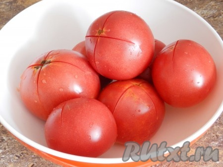Снять с помидоров кожу. Для этого сделать на них крестообразные надрезы, залить кипятком на 2 минуты, затем воду слить и залить помидоры холодной водой. Кожица легко снимется.

