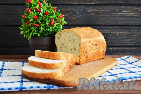 Белый хлеб, приготовленный в духовке по этому рецепту, получается мягким, пористым и очень вкусным. 
