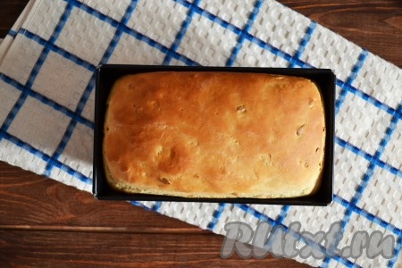 Выпекаем белый хлеб в разогретой духовке 35-40 минут при температуре 180 градусов.
