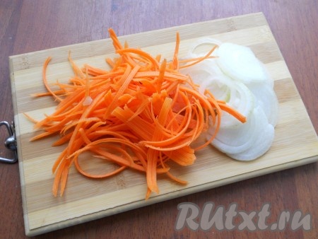 Лук и морковь очистить. Лук нарезать тонкими полукольцами, морковь натереть на крупной терке или терке для корейской моркови.