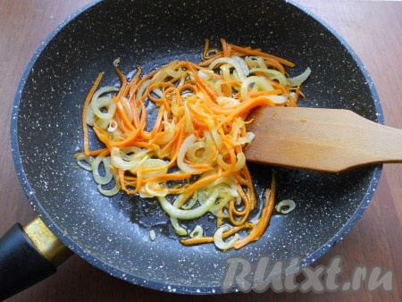 В сковороде разогреть растительное масло и обжарить лук с морковью до мягкости, иногда помешивая. Дать овощам остыть.
