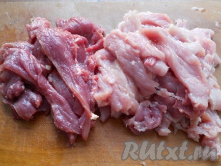 Свинину, говядину и сало подморозить. Свинину и говядину нарезать острым ножом на длинные пластины, как можно тоньше. Длина пластин около 10-12 см.
