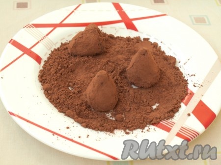 На плоскую тарелку насыпать какао. Следует выбирать какао самого лучшего качества. Из охлаждённой малиновой массы сформировать конфеты в виде трюфелей, обвалять их со всех сторон в какао.
