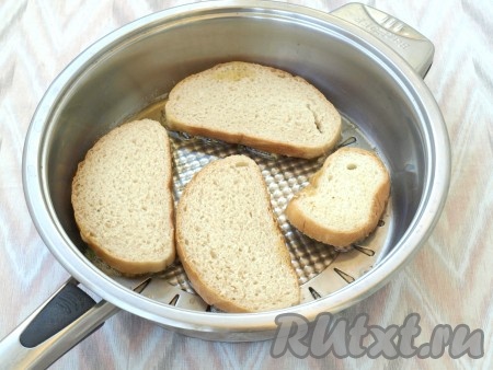В сковороде разогреть масло и выложить хлеб начинкой вниз. Жарить на небольшом огне, пока подрумянится картофель.
