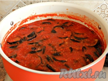 Готовить баклажаны в томатном соусе еще 20 минут, на очень медленном огне, не допуская сильного кипения и не забывая аккуратно помешивать. За 5 минут до готовности влить уксус.