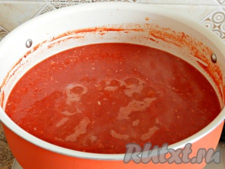 Варить около 40 минут, чтобы выпарилась лишняя жидкость и томатный соус стал густым.