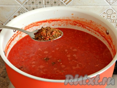 В томатный соус в процессе приготовления добавить соль, сахар и специи, перемешать.
