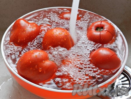 Залить помидоры кипятком и оставить на 5-10 минут, затем залить холодной водой.
