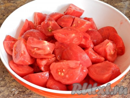 Очистить помидоры от кожицы и нарезать произвольно.