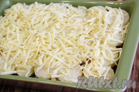 Сыр натереть на крупной тёрке и посыпать верх запеканки. Поставить форму с запеканкой из картошки с колбасой в разогретую духовку и запекать при 200 градусах примерно 25 минут.