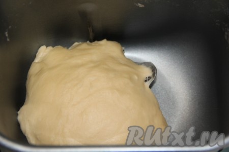 Можно замесить тесто и вручную, для этого в глубокую миску влить воду и масло, добавить яйцо, затем всыпать муку и соль, замесить мягкое, не липнущее к рукам тесто. Готовое тесто, замешанное вручную или в хлебопечке, переложить в пакет и оставить на 30-40 минут в холодильнике.
