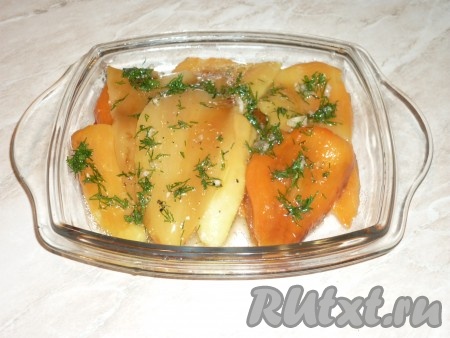 Перцы залить получившимся соусом и отправить в холодильник минимум на час. За это время болгарский перец пропитается соусом и станет ещё вкуснее. 