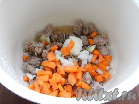 Добавить к мясу нарезанные лук и морковь, перемешать и обжаривать на том же режиме еще 10 минут, иногда помешивая.
