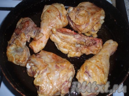 На другой сковороде обжарить кусочки курицы на растительном масле со всех сторон до золотистого цвета.