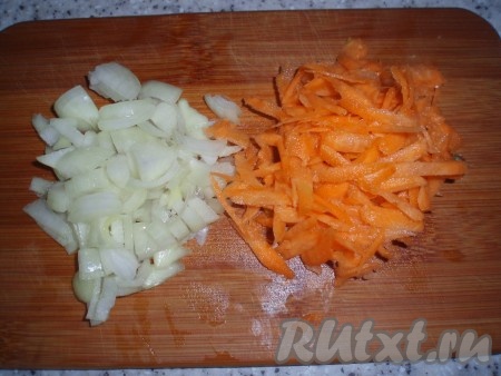 Подготовить овощи для соуса.  Для этого нужно очистить морковку и лук. Лук мелко нарезать. Морковь натереть на крупной тёрке.