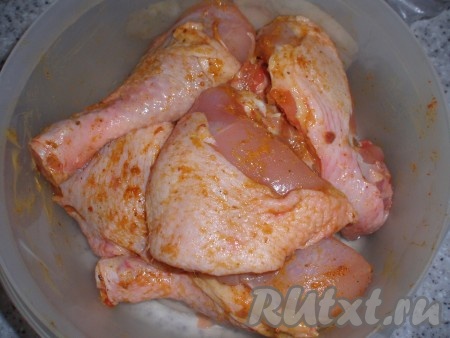 Порционные части курицы вымыть, добавить соль, чёрный молотый перец, специи для птицы, горчицу, тщательно перемешать и оставить мариноваться на 1 час.