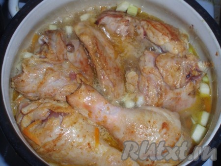 Обжаренные кусочки курицы переложить в кастрюлю с соусом.