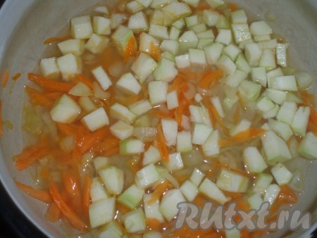 Лук и морковь обжарить на растительном масле, помешивая, до золотистого цвета, затем добавить кабачок, влить 0,5 стакана воды и довести соус до кипения. Переложить овощной соус в кастрюлю, в которой в дальнейшем будете тушить курицу.