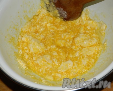 Для приготовления теста соединяем мягкое сливочное масло с яйцом и сахаром.
