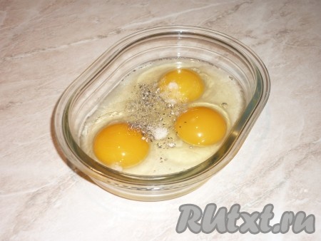 В миску разбить яйца, поперчить и посолить их по вкусу. 
