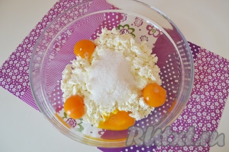 Яйца аккуратно делим на белки и желтки. К творогу и сахару добавляем куриные желтки.
