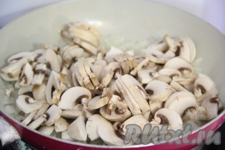  Затем добавить в сковороду грибы.