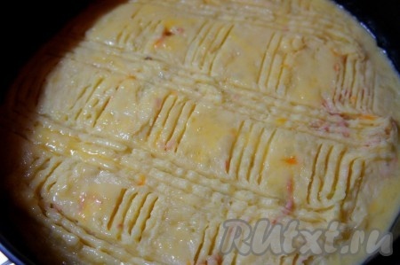 Накрыть начинку оставшимся "картофельным тестом", разровнять. Придать узорную форму. Смазать поверхность запеканки яйцом.