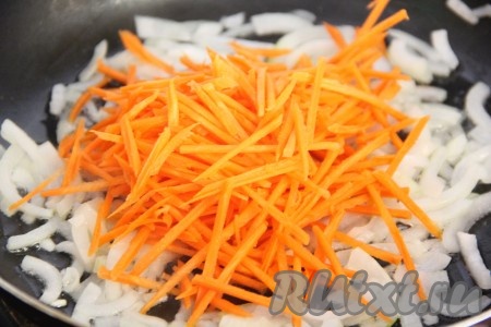 Затем добавить морковь в сковороду к луку.