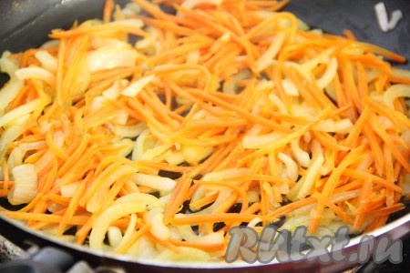 Обжарить лук с морковью для салата до золотистого цвета, в течение 10 минут. Затем остудить овощи.