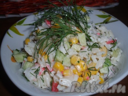 Салат с крабовыми палочками, рисом и огурцом