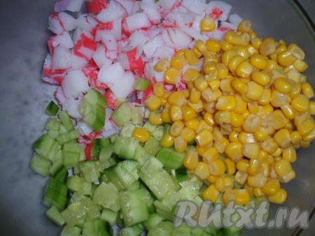 Выложить из банки кукурузу в салат из огурцов и крабовых палочек.
