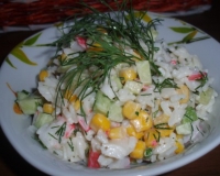 Салат с крабовыми палочками, рисом и огурцом
