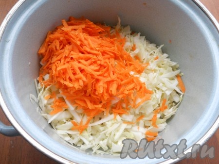 Капусту нашинковать, чуть посолить, помять руками. Добавить натертую на крупной терке сырую морковь.