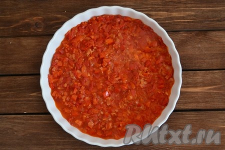 Большую часть соуса выложить в жаропрочную форму (оставшийся соус можно использовать для подачи).
