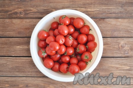 Для этого рецепта приготовления вяленых помидоров я стараюсь выбирать помидорчики небольшого размера и мясистые (чтобы были толстостенными).