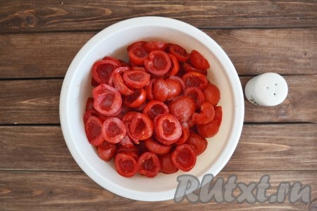 К помидорам добавляем соль, тщательно перемешиваем.