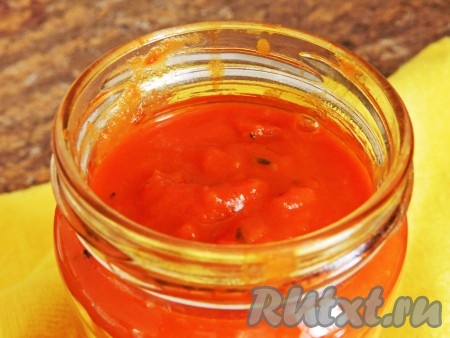Готовый соус переложить в чистую емкость с крышкой. Вкусный соус для пиццы из помидоров готов.