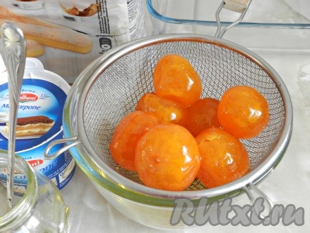 Переложить мандарины из банки в сито, слить сироп.
