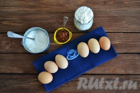 Подготовим все необходимые ингредиенты для приготовления шоколадного бисквита в мультиварке. Яйца должны быть холодными (из холодильника). 
